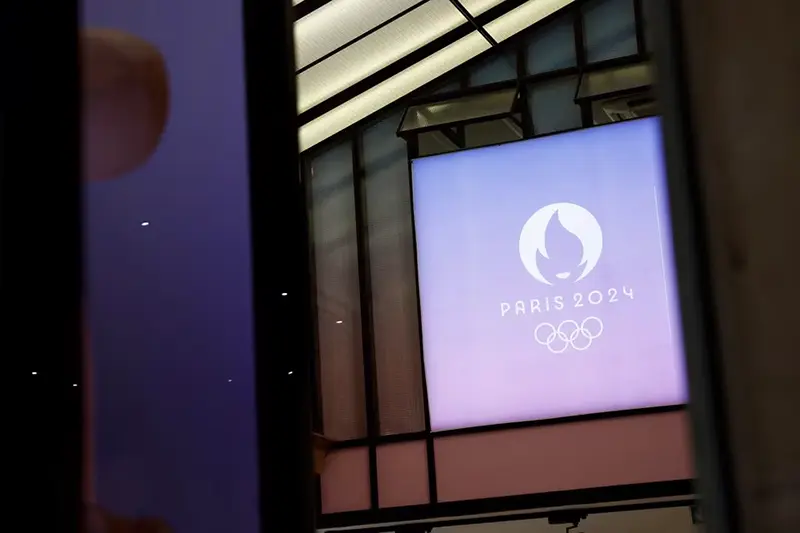 The logo of the Paris 2024 Olympic and Paralympic Games is seen on an official Paris 2024 store in Paris, France, February 8, 2024. REUTERS/Benoit Tessier/File Photo