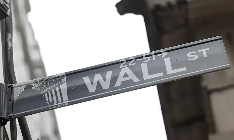 A street sign marks Wall Street outside the New York Stock Exchange (NYSE) in New York City, where markets roiled after Russia continues to attack Ukraine, in New York, U.S., February 24, 2022. REUTERS/Caitlin Ochs/File Photo