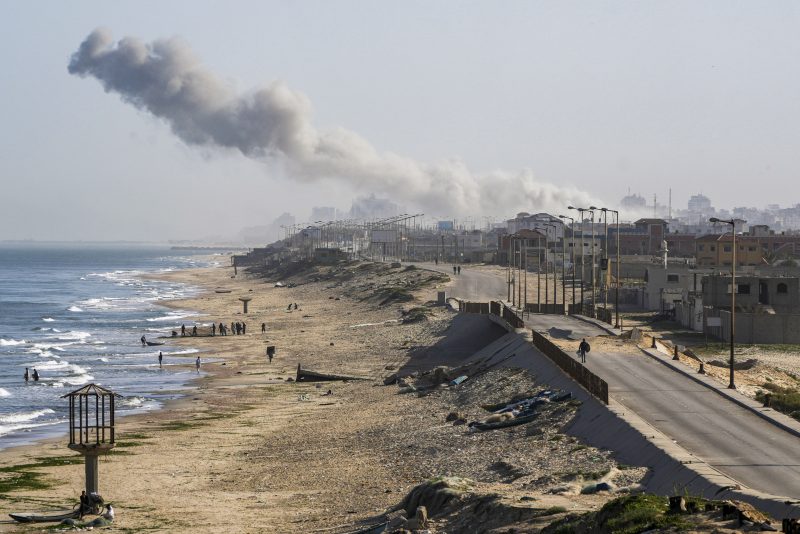 Rook stijgt op na een Israëlische luchtaanval in de centrale Gazastrook, maandag 1 april 2024. (AP Photo/Abdel Kareem Hana)