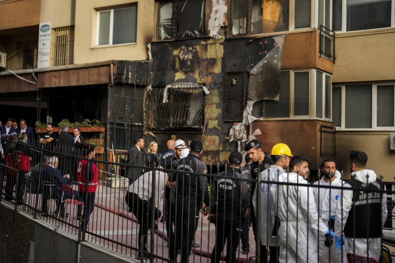 Noodhulpteams en politieagenten werken in de nasleep van een brand die overdag uitbrak in een nachtclub in Istanbul, Turkije, dinsdag 2 april 2024. Een brand in een nachtclub in Istanbul tijdens renovatiewerkzaamheden heeft dinsdag aan minstens 29 mensen het leven gekost, aldus ambtenaren en rapporten. Verschillende mensen, waaronder managers van de club, werden aangehouden voor ondervraging. (AP Photo/Khalil Hamra)