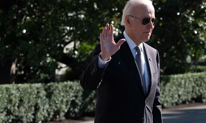 US President Joe Biden waves to the media as he departs the White House on October 6, 2022 in Washington, DC. - Biden is traveling to New York and New Jersey to speak about the economy, attend a Democratic National Committee event and participate in a Senatorial Campaign Committee before returning to Washington. (Photo by ROBERTO SCHMIDT / AFP) (Photo by ROBERTO SCHMIDT/AFP via Getty Images)