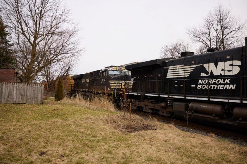 EAST PALESTINE, OH - FEBRUARY 14: Een Norfolk Southern trein is onderweg op 14 februari 2023 in East Palestine, Ohio. Een andere trein van het bedrijf ontspoorde op 3 februari, waarbij giftige dampen vrijkwamen en bewoners moesten worden geëvacueerd. (Foto door Angelo Merendino/Getty Images)