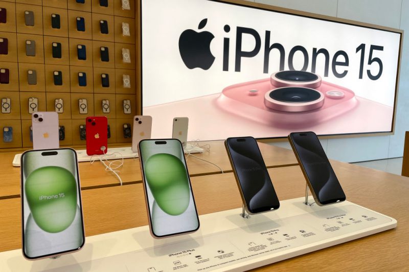 CORTE MADERA, CALIFORNIA - NOVEMBER 02: The new Apple iPhone 15 is displayed at an Apple Store on November 02, 2023 in Corte Madera, California. Apple will report fourth quarter earnings today after the closing bell. (Photo by Justin Sullivan/Getty Images)