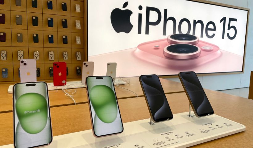 CORTE MADERA, CALIFORNIA - NOVEMBER 02: The new Apple iPhone 15 is displayed at an Apple Store on November 02, 2023 in Corte Madera, California. Apple will report fourth quarter earnings today after the closing bell. (Photo by Justin Sullivan/Getty Images)