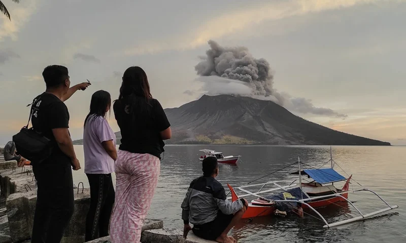 INDONESIA-VOLACNO People look at the eruption of Mount Ruang volcano on Tagulandang Island in Sitaro, North Sulawesi, on April 19, 2024. A remote Indonesian volcano sent a tower of ash spewing into the sky on April 19, after nearly half a dozen eruptions earlier this week forced thousands to evacuate when molten rocks rained down on their villages. (Photo by Ronny Adolof BUOL / AFP) (Photo by RONNY ADOLOF BUOL/AFP via Getty Images)