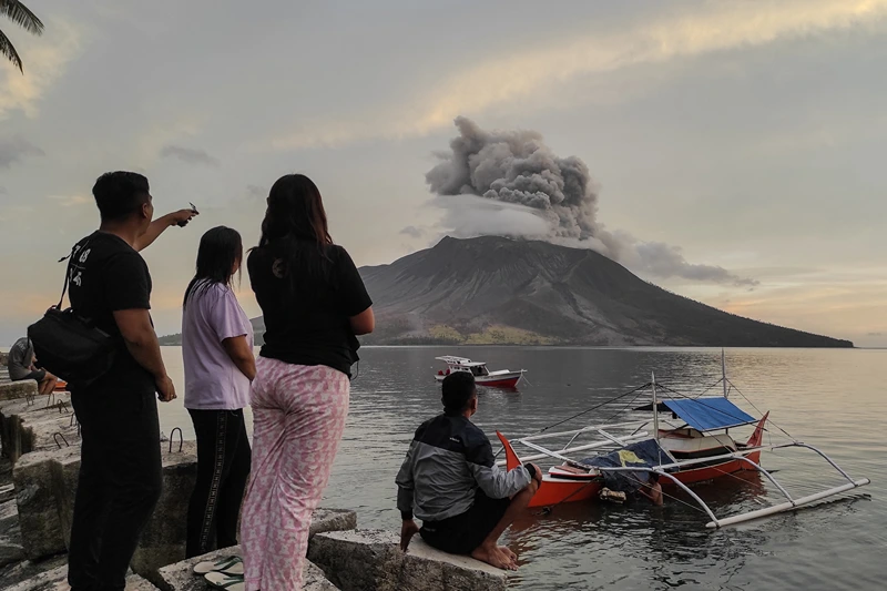 INDONESIA-VOLACNO
People look at the eruption of Mount Ruang volcano on Tagulandang Island in Sitaro, North Sulawesi, on April 19, 2024. A remote Indonesian volcano sent a tower of ash spewing into the sky on April 19, after nearly half a dozen eruptions earlier this week forced thousands to evacuate when molten rocks rained down on their villages. (Photo by Ronny Adolof BUOL / AFP) (Photo by RONNY ADOLOF BUOL/AFP via Getty Images)