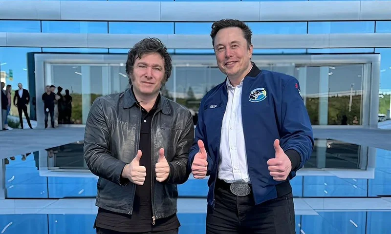 Argentinian President Javier Milei Meets Elon Musk In Austin AUSTIN, TEXAS - APRIL 12: (EDITOR'S NOTE: This Handout image was provided by a third-party organization and may not adhere to Getty Images' editorial policy) President of Argentina Javier Milei (L) poses for a picture next to TESLA's Co-founder and Director Elon Musk (R) at Gigafactory Texas on April 12, 2024 in Austin, Texas. (Photo by Presidencia de la Nación Argentina/Handout/Getty Images)