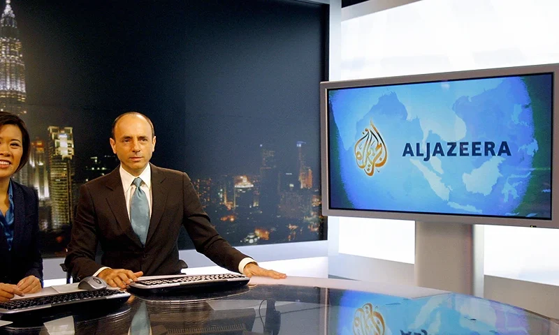 Kuala Lumpur, MALAYSIA: Al-Jazeera news anchors Veronica Pedrosa (L) and Teymoor Nabili (R) pose for photographs on set at the Al-Jazeera broadcast centre in Kuala Lumpur, 21 November 2006. After being launched almost a week, the Qatar-based satellite channel Al-Jazeera English is confident viewership for its 24-hour English news and current affairs channel will grow, a top official said 21 November. AFP PHOTO/TENGKU BAHAR (Photo credit should read TENGKU BAHAR/AFP via Getty Images)