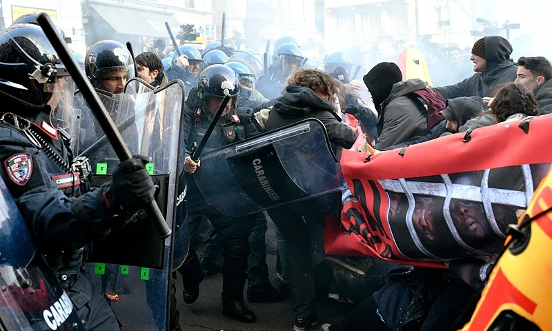 Police clash with demonstrators during an anti-fascist and anti-racist march to protest against a Lega Nord far right party general election campaign rally on Piazza Duomo in Milan on February 24, 2018 a week ahead of the Italy's general election. Italy stepped up security for mass demonstrations by far-right and anti-fascist groups across the country on February 24, 2018 as tensions rise ahead of next week's general election. Matteo Salvini, the head of The League, will attend a demonstration in Milan. The far-right group formerly known as the Northern League is part of former prime minister Silvio Berlusconi's right-wing coalition, along with Brothers of Italy. / AFP PHOTO / Piero CRUCIATTI (Photo credit should read PIERO CRUCIATTI/AFP via Getty Images)