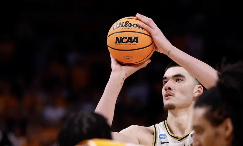Purdue Boilermakers center Zach Edey (15) shoots the ball in the second half against the Tennessee Volunteers during the NCAA Tournament Midwest Regional Championship at Little Caesars Arena. Mandatory Credit: Rick Osentoski-USA TODAY Sports
