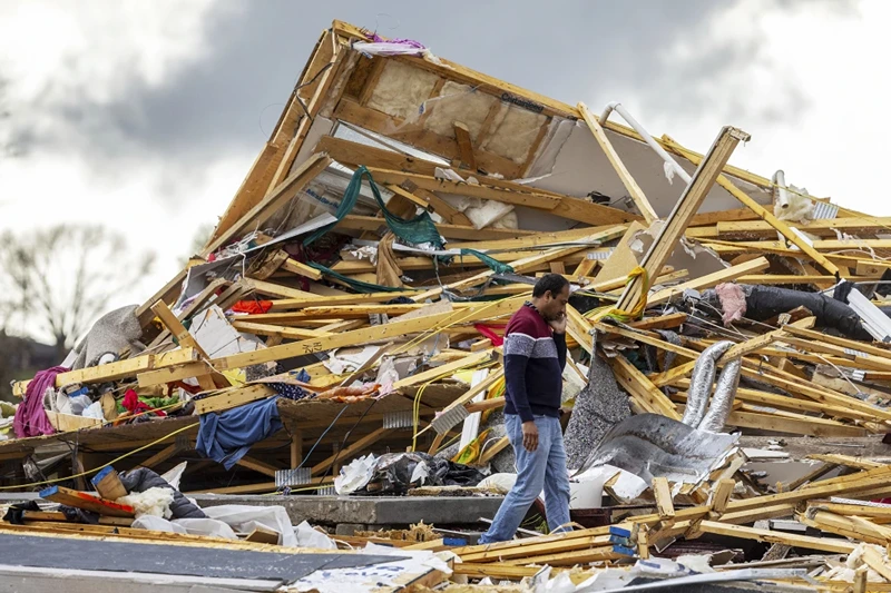Gopala Penmetsa passa por sua casa depois que ela foi destruída por um tornado perto de Omaha, Nebraska, na sexta-feira, 26 de abril de 2024. (Chris Machian/Omaha World-Herald via AP)
