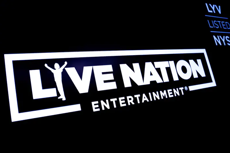 O logotipo e as informações comerciais da Live Nation Entertainment são exibidos em uma tela no pregão da Bolsa de Valores de Nova York (NYSE) em Nova York, EUA, em 3 de maio de 2019. REUTERS/Brendan McDermid/Foto de arquivo