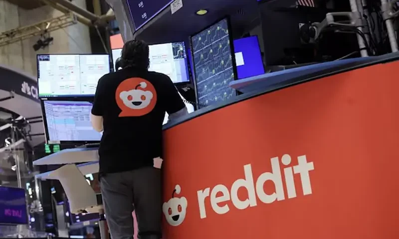 A trader wears a t-shirt with Reddit's logo, at the New York Stock Exchange (NYSE) in New York City, U.S., March 21, 2024. REUTERS/Brendan McDermid/File Photo