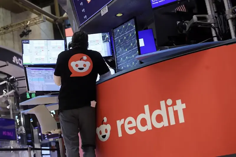 A trader wears a t-shirt with Reddit's logo, at the New York Stock Exchange (NYSE) in New York City, U.S., March 21, 2024. REUTERS/Brendan McDermid/File Photo