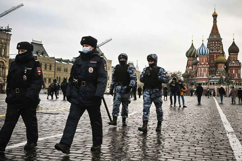 TOPSHOT - Police officers and the Russian National Guard (Rosgvardia) servicemen patrol on Red Square in central Moscow on January 25, 2021. The Kremlin on Sunday accused the United States of interfering in Russia's domestic affairs and downplayed the scale of the weekend's protests, when tens of thousands rallied in support of jailed opposition politician Alexei Navalny. More than 3,500 demonstrators were detained in protests across the country on Saturday, with several injured in clashes with police in Moscow, following Navalny's call to rally against President Vladimir Putin's 20-year rule. (Photo by Alexander NEMENOV / AFP) (Photo by ALEXANDER NEMENOV/AFP via Getty Images)