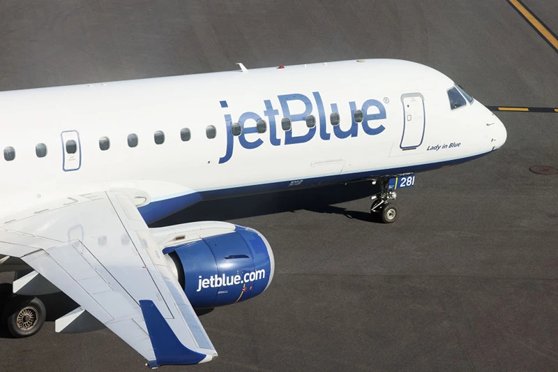 NEW YORK, NEW YORK - NOVEMBER 10: A JetBlue jet moves along the runway at Laguardia AIrport on November 10, 2022 in the Queens borough of New York City. The airline industry has rebounded this year and is looking forward to a busy holiday season. (Photo by Bruce Bennett/Getty Images)