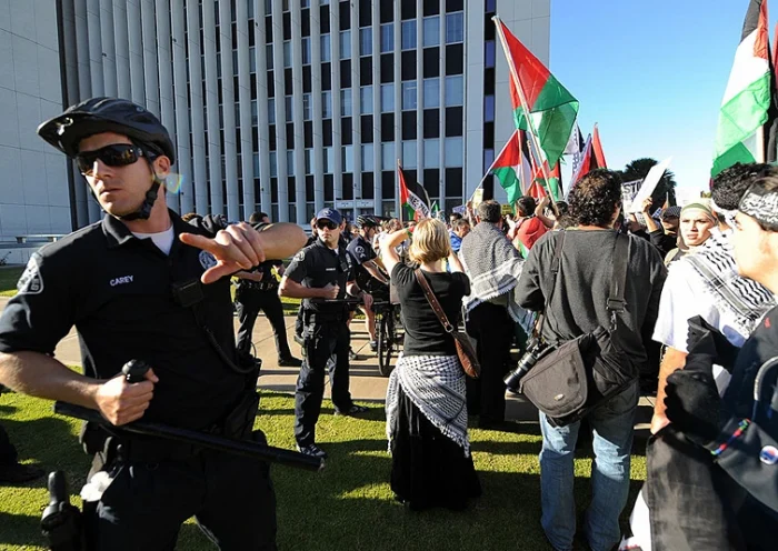 (CORRECTION-YEAR) Police block anti-Israeli protesters during a demonstration in front of the Federal Building in Los Angeles, California, on January 10, 2009. Thousands of protesters took to the streets in the country on January 10, as Israel vowed to escalate its war in Gaza that has left some 825 Palestinians dead so far, as troops battled fighters from the Islamist movement Hamas into a third week defying a United Nations truce call. AFP PHOTO/Jewel SAMAD (Photo credit should read JEWEL SAMAD/AFP via Getty Images)