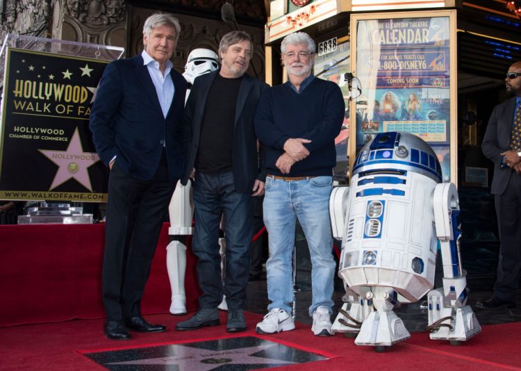 (L-R) Actors Harrison Ford, Mark Hamill, director George Lucas and R2-D2 attend the ceremony honoring Mark Hamill with a star on the Hollywood Walk of Fame on March 8, 2018, in Hollywood, California. / AFP PHOTO / VALERIE MACON (Photo credit should read VALERIE MACON/AFP via Getty Images)