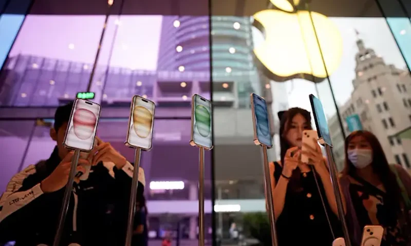 People look at the new iPhone 15 as Apple's new iPhone 15 officially goes on sale across China, at an Apple store in Shanghai, China September 22, 2023. REUTERS/Aly Song/File Photo