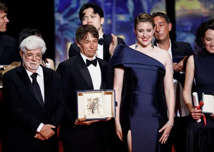 Director Sean Baker, Palme d'Or award winner for the film "Anora", poses for a family photo next to George Lucas, Greta Gerwig, Jury President of the 77th Cannes Film Festival and other winners at the end of the closing ceremony of the 77th Cannes Film Festival in Cannes, France, May 25, 2024. REUTERS/Stephane Mahe