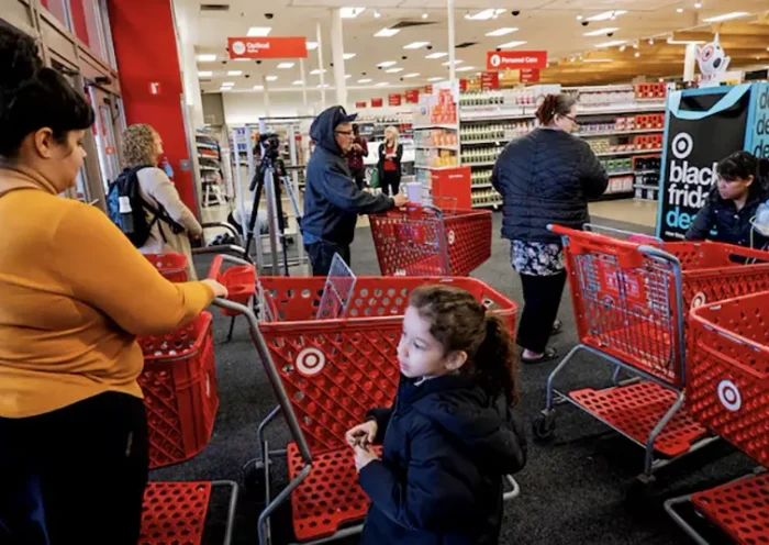 Shoppers converge in a Target store in Chicago, Illinois, U.S. November 21, 2023. REUTERS/Vincent Alban/File Photo
