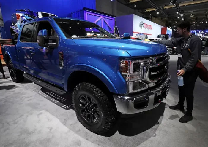 A worker polishes a 2020 Ford Super Duty F350 4X4 truck at the Canadian International Auto Show in Toronto, Ontario, Canada February 18, 2020. REUTERS/Chris Helgren/File Photo