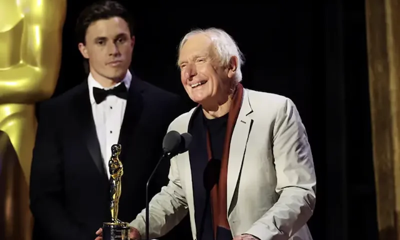 Director Peter Weir accepts his honorary Oscar at the 13th Governors Awards in Los Angeles, California, U.S., November 19, 2022. REUTERS/Mario Anzuoni