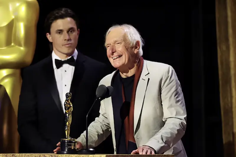 Director Peter Weir accepts his honorary Oscar at the 13th Governors Awards in Los Angeles, California, U.S., November 19, 2022. REUTERS/Mario Anzuoni