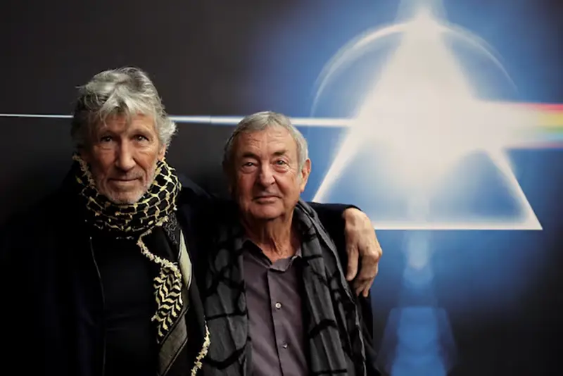 Os membros da banda Roger Waters (L) e Nick Mason posam antes da inauguração do "A exposição do Pink Floyd: seus restos mortais" no Macro Museum em Roma, Itália, 16 de janeiro de 2018. REUTERS/Max Rossi/Foto de arquivo