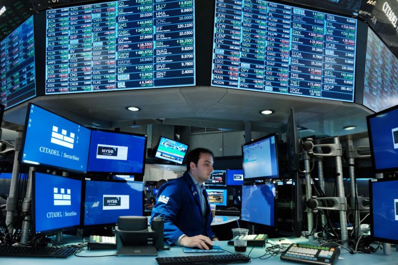 NEW YORK, NEW YORK - JUNE 14: Handelaren werken op de vloer van de New York Stock Exchange (NYSE) op 14 juni 2022 in New York City. De Dow steeg in de ochtendhandel na een daling van meer dan 800 punten op maandag, waardoor de markt in berengebied terechtkwam nu de angst voor een mogelijke recessie opdoemt. (Foto door Spencer Platt/Getty Images)
