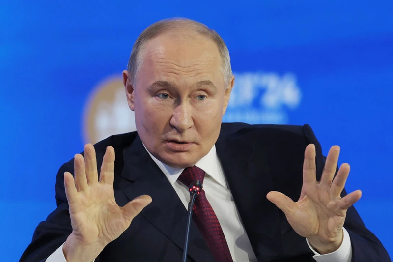De Russische president Vladimir Poetin woont het Internationaal Economisch Forum van Sint-Petersburg (SPIEF) bij in Sint-Petersburg op 7 juni 2024. (Foto door Anton Vaganov / POOL / AFP) (Foto door ANTON VAGANOV/POOL/AFP via Getty Images)