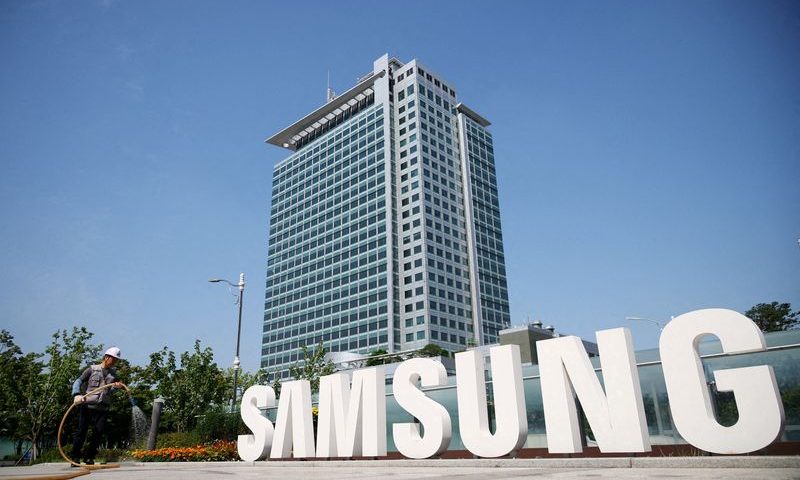 FILE PHOTO: A worker waters a flower bed next to the logo of Samsung Electronics during a media tour at Samsung Electronics' headquarters in Suwon, South Korea, June 13, 2023. REUTERS/Kim Hong-Ji/File Photo